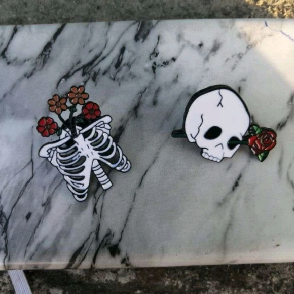 Skull and Rose Pin - Picture 5 of 7